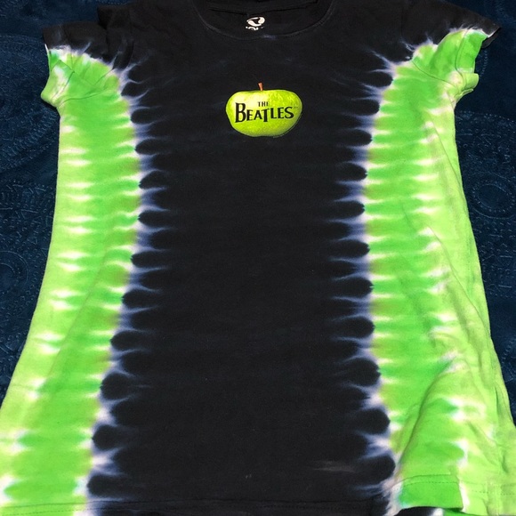 Tie dye Beatles shirt 💚